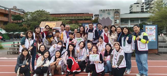 台北教育大学附设实验国民小学每年12月，都会在校内举办水果义卖会，至今已办理20年，累计捐款已超过200万。（台北家扶提供／林良齐台北传真）