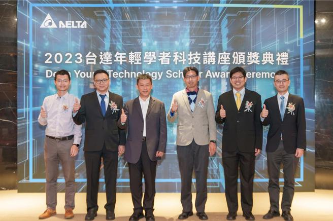 台达执行长郑平(左3)及「台达年轻学者科技讲座」得奖者臺湾大学陈景然教授(左1)、清华大学陈鸿文助理教授(左2)、臺湾科技大学连国龙教授(左4)、臺湾大学魏宏宇教授(右2)、成功大学蓝兆杰教授(右1)合影。图／台达提供