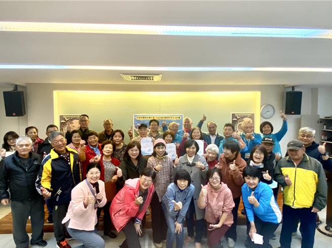 位于基隆市八斗子的「森川里海」，近年农业部林业及自然保育署与国立海洋科技博物馆共同推动培训下，20日培力成果发表，诞生首批44位潮境保育区潮间带导览员，其中多数为在地居民所组成。图为海科馆馆长陈素芬（二排右五）与导览学员合影。（海科馆提供／徐佑升基隆传真）