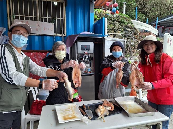 位于基隆市八斗子的「森川里海」，近年农业部林业及自然保育署与国立海洋科技博物馆共同推动培训下，20日培力成果发表，诞生首批44位潮境保育区潮间带导览员，其中多数为在地居民所组成。图为学员参与培训情形。（海科馆提供／徐佑升基隆传真）