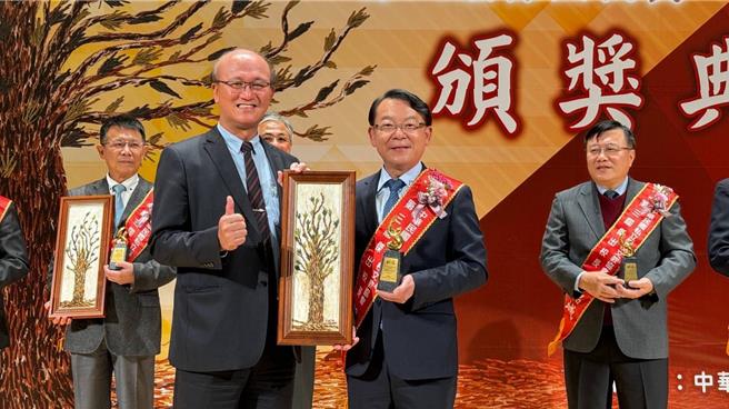 私立学校文教协会举办第7届私校杰出教育事业家暨第3届杰出校长选拔，日前揭晓，侨泰高中校长温顺德办学绩效卓越，更竭力为私校发声，受评审委员肯定。（侨泰高中提供／冯惠宜台中传真）