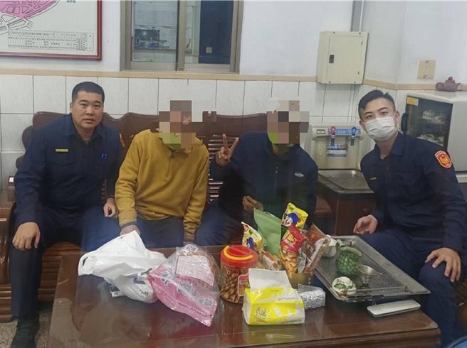 洪姓身障父子被和興派出所警方尋獲後，被帶回所內休息，又冷又累又餓的兩人享用警方提供的熱食果腹。（警方提供／孫英哲彰化傳真）
