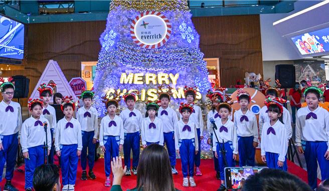 昇恆昌免稅商店20日在桃機第二航廈管制區內舉辦「愛的樂章耶誕報佳音」活動， 現場有耶誕音樂會演出與美食餐點分享邀請旅客同歡，並邀請晉級全國賽的笨港國小合唱團到場演唱。（陳麒全攝）