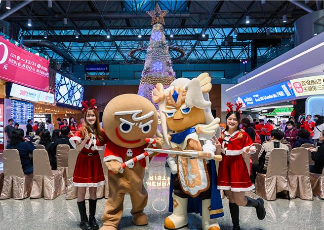 昇恆昌免稅商店20日在桃機第二航廈管制區內舉辦「愛的樂章耶誕報佳音」活動，除了在第二航廈管制區內設置桃園機場最高的耶誕樹，今年更攜手CookieRun薑餅人手遊角色，在第一及第二航廈各處打造活潑可愛的耶誕裝飾和造景，吸引來往機場的眾多旅客拍照打卡留念。（陳麒全攝）