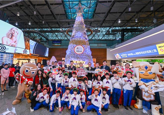 昇恆昌免稅商店20日在桃機第二航廈管制區內舉辦「愛的樂章耶誕報佳音」活動，昇恆昌總經理江建廷（最後排左五）表示，昇恆昌苦撐走過疫情，迎來解封後的復甦、機場的熱絡，對於機場及駐站單位與觀光旅遊業者來說，確實帶來「佳音」，昇恆昌也將延續社會公益理念。（陳麒全攝）