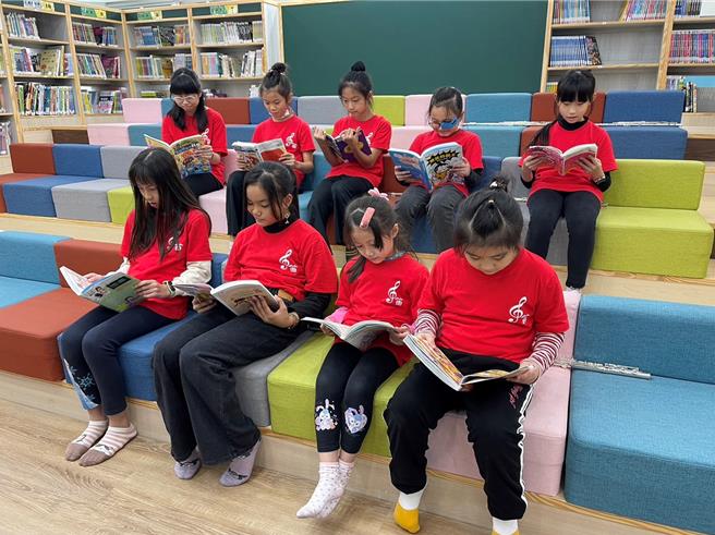 斥资552万元整修的新北市新庄区头前国小图书馆，今（20）日举行启用典礼，全新打造的图书馆规画了十大分类区，依据不同读者需求设立多元学习区域，藏书量为2万1030册。（新北市教育局提供）