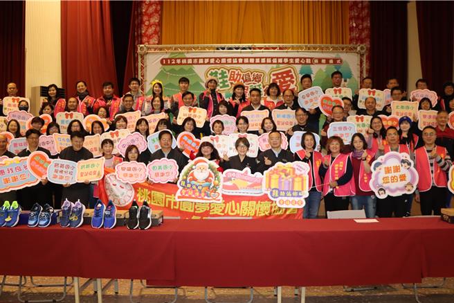 副县长邓桂菊代表受赠。（苗栗县政府提供／李京升苗栗传真）