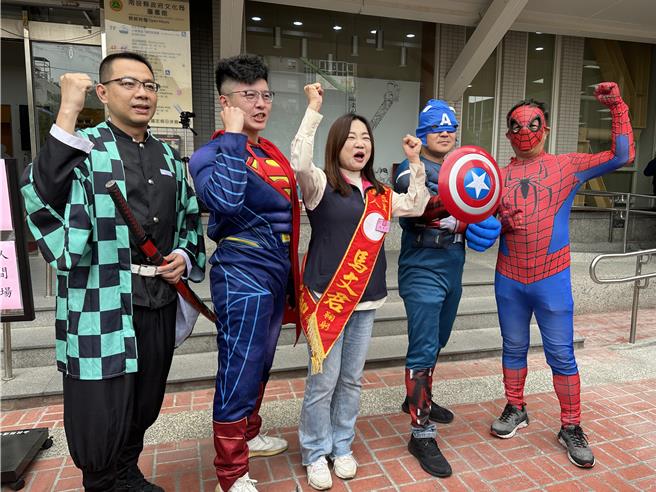 南投一選區立委馬文君(中)20日在代表正義公理的美國隊長、蜘蛛人與炭次郎陪伴下前往選委會抽籤。曾雪蒨攝