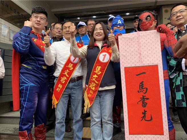 南投一選區立委馬文君(前排中)抽中1號，她開心的說自己有信心這次選戰會「1馬當先」、「馬到成功」！曾雪蒨攝