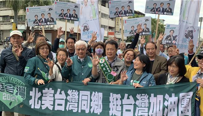 民進黨南投一選區立委參選人蔡銘軒(右四)在北美同鄉會支持下高呼「蔡銘軒凍蒜！台灣加油！」曾雪蒨攝