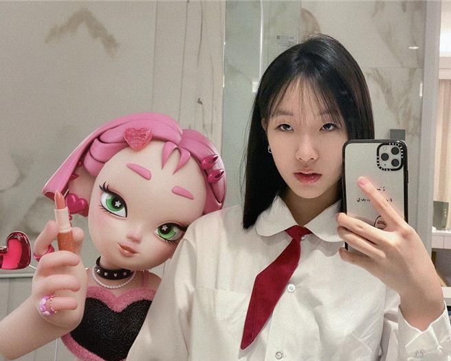 Elly許曦文與虛擬偶像LUNA自拍，兩人宛如好朋友般自然。（映底子國際IndieZ提供）