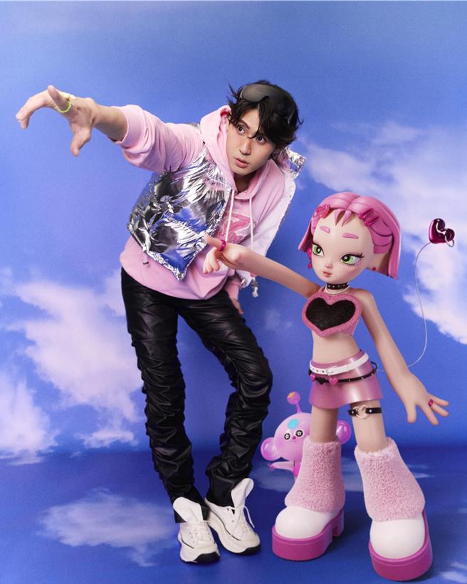 李玉璽從頭髮到服裝，全身造型都猶如漫畫人物。（映底子國際IndieZ提供）