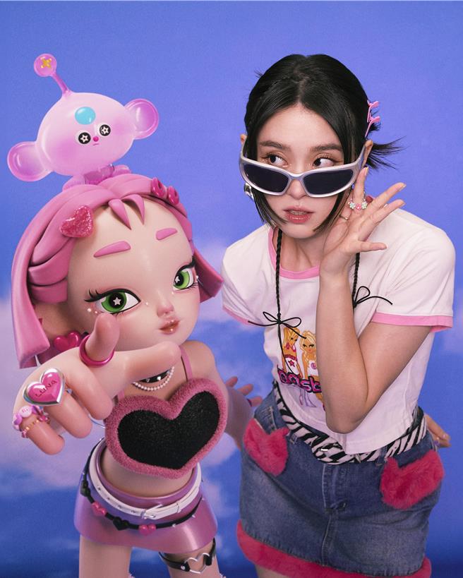 邱偲琹拍攝前苦練互動姿勢奏效，表情十分俏皮有趣。（映底子國際IndieZ提供）