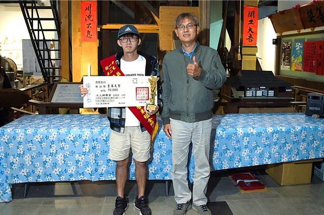 池上乡今年第2期作稻米品质竞赛全乡决赛今登场，年仅34岁的谢孟宏勇（左）夺非香米组金牌奖，成为继祖父谢美国之后的新一代米王。（池上乡公所提供／萧嘉蕙台东传真）
