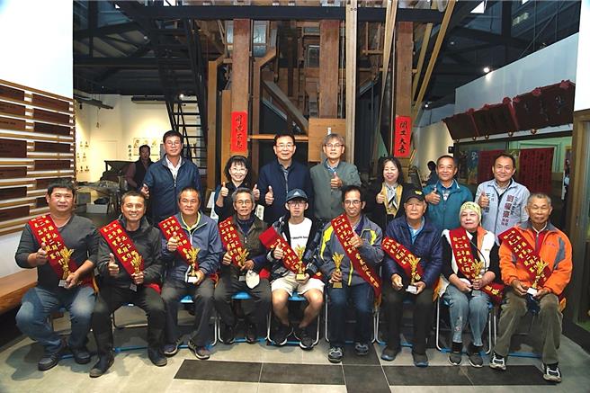 池上乡2023年第2期作稻米品质竞赛竞争激烈，评审们在眾多优质米间苦思许久，香米组及非香米组分别由米农庄金兴（右四）及谢孟宏（中）摘下金牌。（池上乡公所提供／萧嘉蕙台东传真）