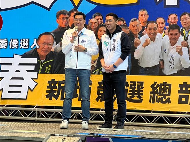 陈世轩（右）来帮林国春（左）站台。（王扬杰摄）