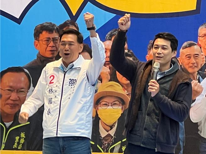 网路名人Z9吴达伟（右）来帮林国春（左）站台。（王扬杰摄）