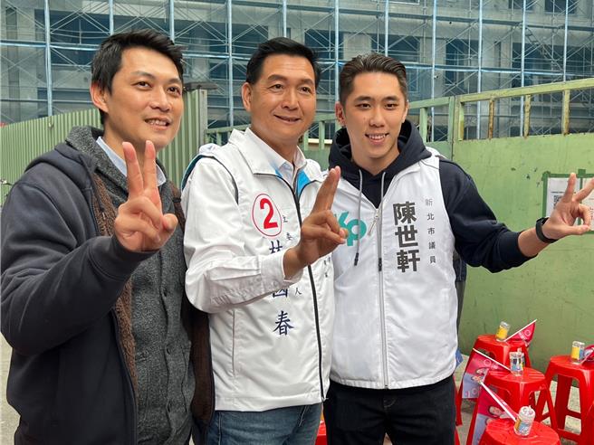 民眾党新北市议员陈世轩（右）、网路名人Z9吴达伟（左）表态支持林国春（中）。（王扬杰摄）