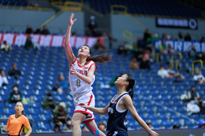 南山高中葉侑璇（左）全場轟下39分，並有4助攻、4抄截。（高中體總提供）