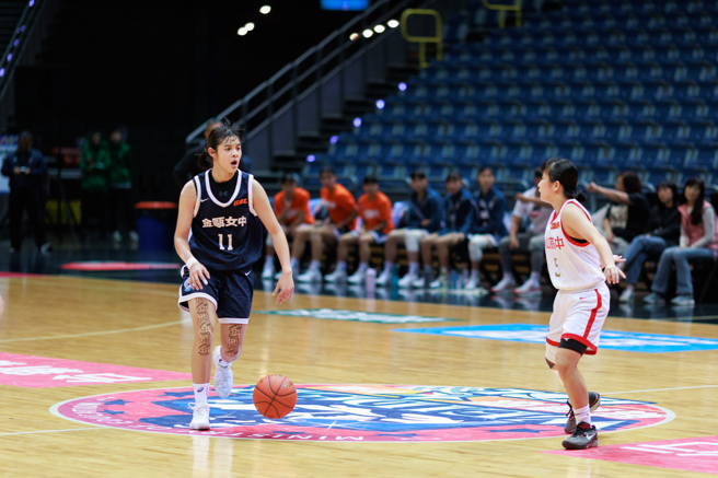 金甌女中林宇涵（左）攻下37分、11籃板、5抄截。（高中體總提供）