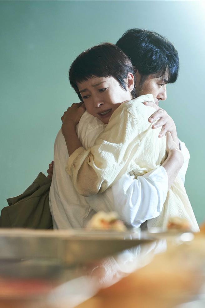 宫泽理惠（前）和小田切让在片中饰演夫妻，有深刻的感情戏。（天马行空提供）