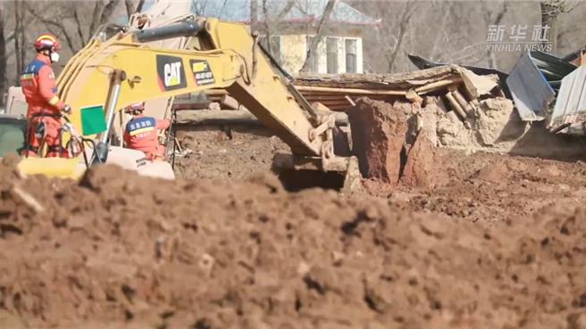 甘肅地震引土地液化成罕見砂涌，搜尋青海兩村失聯16人。（新華社）