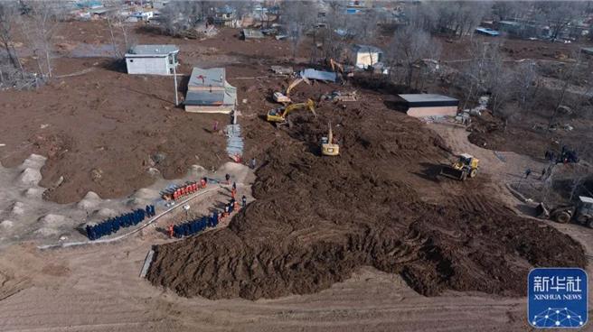 甘肅地震引土地液化成罕見砂涌，搜尋青海兩村失聯16人。（新華社）