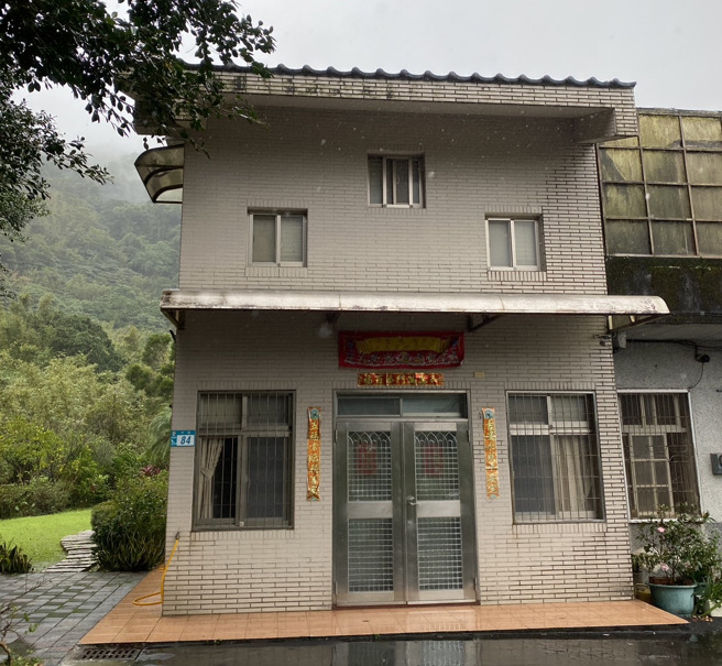 民进党总统候选人赖清德万里老家（正面）被认定是既存违建。（高钧麟摄）