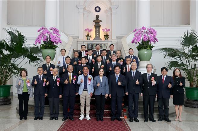 总统蔡英文接见第31届中华建筑金石奖得奖企业与政府单位。（新北市动保处提供）