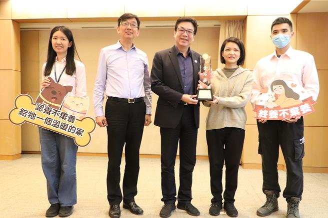 新北市动保处于市政会议中献奖。（新北市动保处提供）