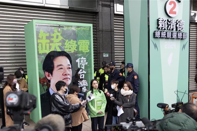 绿色和平今天在赖清德、柯文哲、侯友宜总统候选人三竞选总部正门，以巨型的竞选看板，揭穿三位总统候选人的政见谎言。（绿色和平提供／林良齐台北传真）