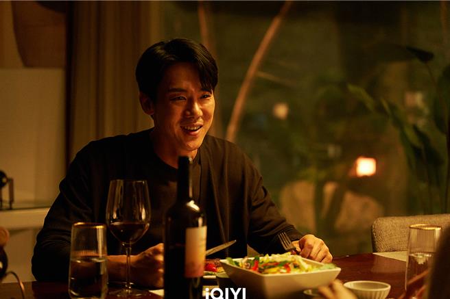 柳演锡在《运气好的日子》中饰演连环杀人魔，直呼是首次演出这么邪恶的角色。（爱奇艺国际站提供）