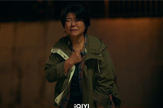 李姃垠在《运气好的日子》中饰演一心想抓到杀害儿子真凶的悲伤母亲。（爱奇艺国际站提供）