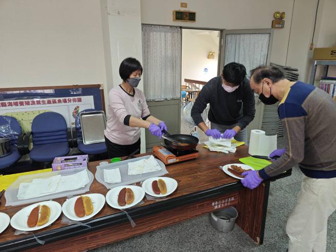 主辦單位現場烹飪烏魚子並予評測(圖片來源：台南市農業局提供)
