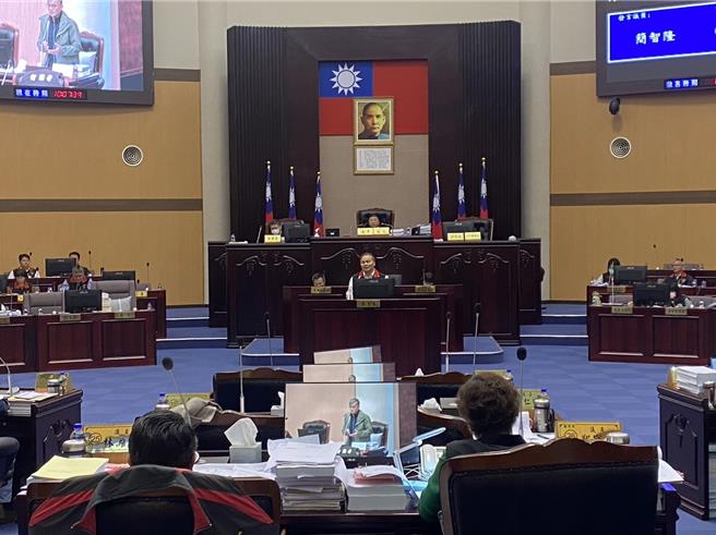 花莲县议会经过两天审议，明年度总预算案全数过关，副县长顏新章也来到备询台「有问必答」，表达尊重议会，让预算案得以通过执行。（花莲县议会提供／王志伟花莲传真）