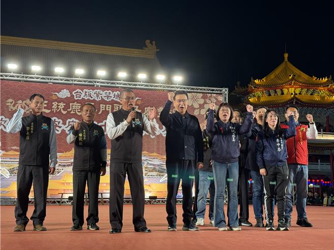 国民党副总统候选人赵少康（左四）20日晚间出席正统鹿耳门圣母庙平安宴。（曹婷婷摄）