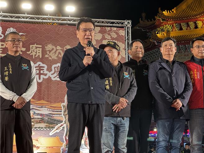 赵少康（左二）全程讲台语跟乡亲搏感情。（曹婷婷摄）