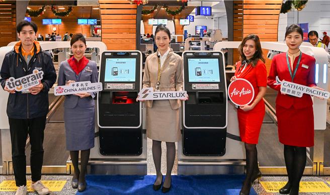 桃园国际机场近年来积极导入新科技，推动自动化设备服务，因应疫后旅运復甦，新增30座自助行李托运机臺，机场公司于20日举办「第一航厦自助行李托运系统启用典礼」，包括中华航空、台湾虎航、星宇航空、长荣航空、立荣航空、华信航空，未来国泰航空及AirAsia集团也会加入，逾十家航空公司提供旅客优质且免费服务。（陈麒全摄）