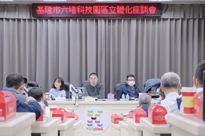 為拓展基隆工業區發展，基隆市長謝國樑（前排中）20日下午在秘書長方定安（前排右）與相關單位主管的陪同下，與六堵工業區的業者針對廠區立體化座談。（基隆市政府提供／徐佑昇基隆傳真）