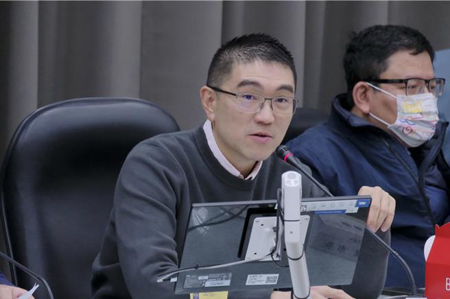 為拓展基隆工業區發展，基隆市長謝國樑（左）20日下午在秘書長方定安（右）與相關單位主管的陪同下，與六堵工業區的業者針對廠區立體化座談。謝國樑表示，希望藉由提升容積率，提升本市產業用地效率，解決廠商的缺地問題，進而增進本市投資、創造在地就業及經濟產出。 （基隆市政府提供／徐佑昇基隆傳真）