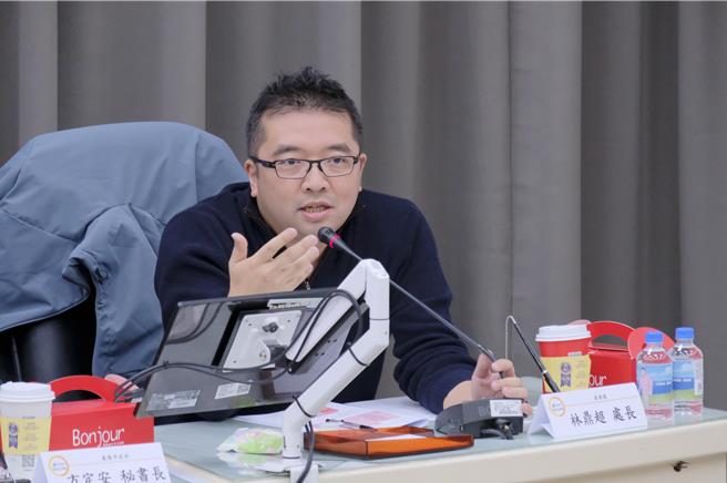 為拓展基隆工業區發展，基隆市長謝國樑20日下午在秘書長方定安與相關單位主管的陪同下，與六堵工業區的業者針對廠區立體化座談。圖為產業發展處長林鼎超在會中簡報說明工業區立體化方案獎勵項目。（基隆市政府提供／徐佑昇基隆傳真）