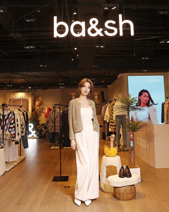 蔡淑臻出席ba&sh专门店开幕活动，白色连身裤侧面缕空设计他十分喜欢，笑说下班可以当魔女。（ba&sh提供）