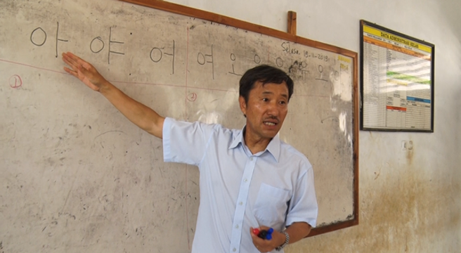  印尼原住民原住民吉阿吉族，利用韩文字母来传承他们的吉阿吉语。（图/X)