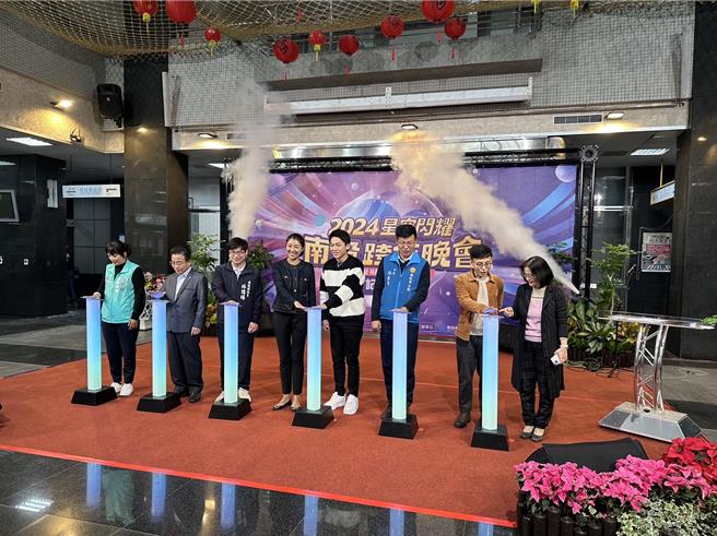 南投县长许淑华(左四)邀请大家参加2024南投跨年晚会，看瑶瑶等艺人演出、吃美食，还有机会摸彩抽中iphone15等大奖。南投县政府提供