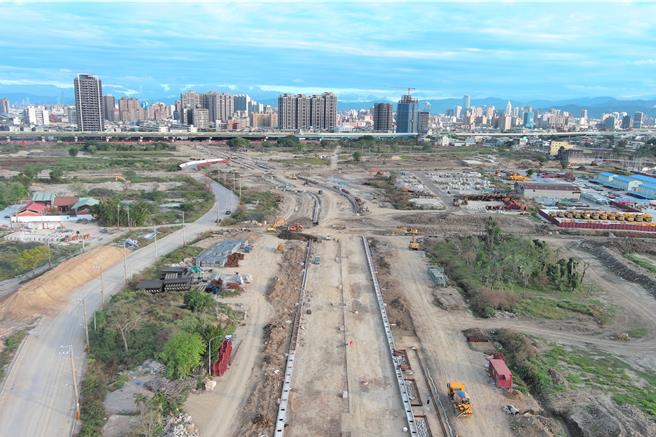 塭仔圳重划区首条30米道路「领航路」整体工程已达90％，因受天候影响，考量安全性之下，完工期程将稍微延后至农历春节前。（新北市地政局提供／吕健豪新北传真）