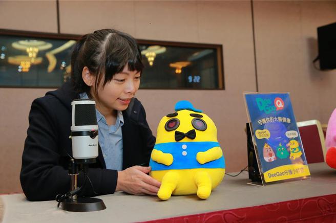 工研院开发出「尬聊机器人」，利用生成式AI结合情绪模组，整合外观介面及串接高龄照护用的专业资料库，让机器人与长者可以「有温度的尬聊互动」，降低老年社交孤独带来的认知衰退风险。图／工研院提供