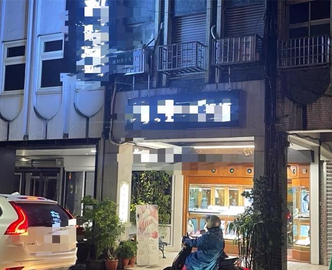 宜兰罗东一间银楼下午遭到黑衣人抢夺2条金项炼，损失40多万。（吴佩蓉摄）