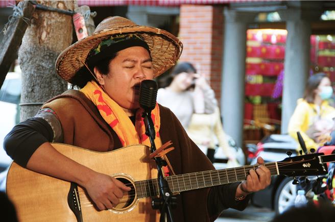 巴奈日前在台北霞海城隍庙前举办小型音乐发表会。（锦川音乐提供）