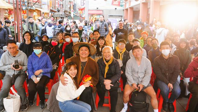 巴奈日前在台北霞海城隍庙前举办小型音乐发表会。（锦川音乐提供）