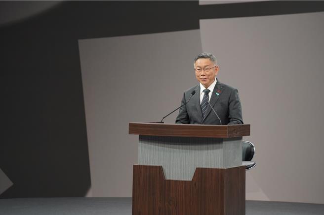 總統大選首場電視政見發表會今晚登場，民眾黨總統候選人柯文哲在第二輪發言時批評，蔡政府司法改革令人失望，這幾年司法的確變成「權貴司法」，在為有錢人服務。（民眾黨提供／楊亞璇台北傳真）